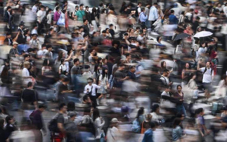 Pessoas atravessam a rua em Shibuya, Tóquio; população do país decresceu 2,5% em cinco anos, mostrou censo