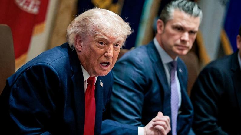 O presidente dos Estados Unidos, Donald Trump, ao lado do secretário de Defesa, Pete Hegseth - Evan Vucci -27.mai.2026/Reuters