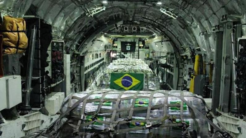 Alimentos brasileiros enviados à Bolívia em avião da FAB