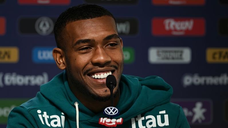 O atacante Rayan se diverte enquanto concede entrevista no centro de treinamento da seleção brasileira, na Granja Comary, em Teresópolis