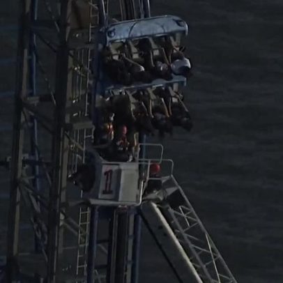 Montanha-russa atinge 30 metros nos EUA; vídeo de resgate impressiona
