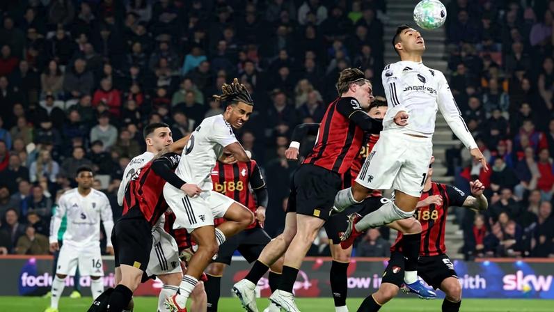 Casemiro em ação pelo Manchester United e em treino da seleção brasileira, e cachecóis do jogador em Manchester