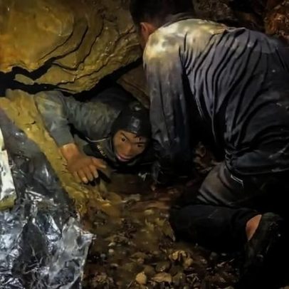 Mergulhadores resgatam homem preso em caverna inundada no Laos