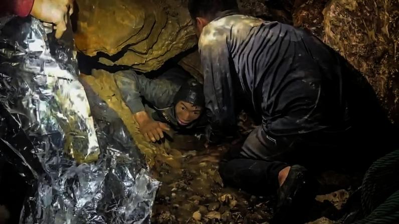 Primeiro sobrevivente sendo retirado de caverna no Laos