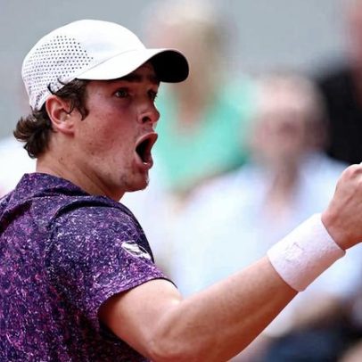 Fonseca vence Djokovic em 5 sets e faz melhor resultado no Roland Garros