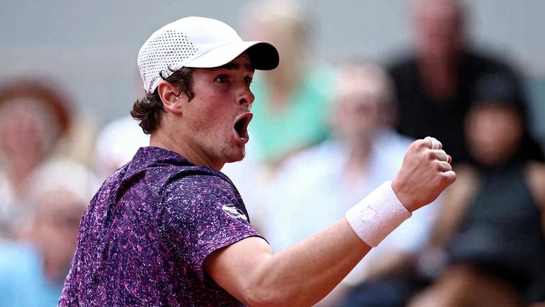 João Fonseca celebra ponto contra Djokovic em Roland Garros
