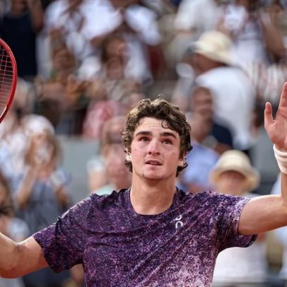 João Fonseca celebra vitória histórica sobre Djokovic