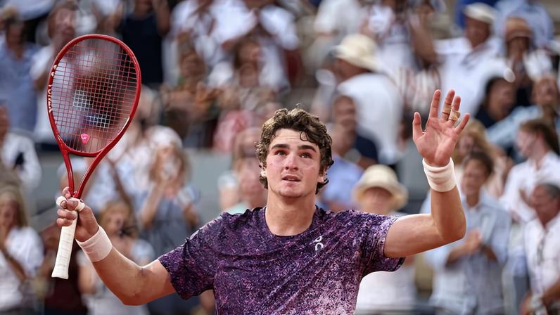 João Fonseca agradece apoio do público após vitória sobre Djokovic
