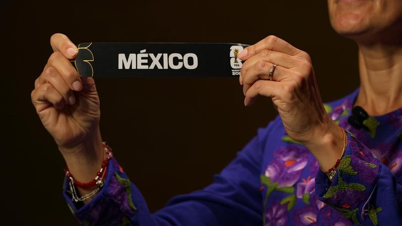 Presdiente mexicana Claudia Scheinbaum mostra nome do México em sorteio da Copa
