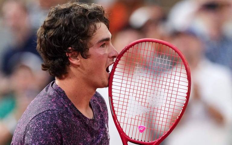 João Fonseca, 19, ao derrotar por 3 sets a 2 Novak Djokovic, 39, na terceira rodada de Roland Garros, em Paris