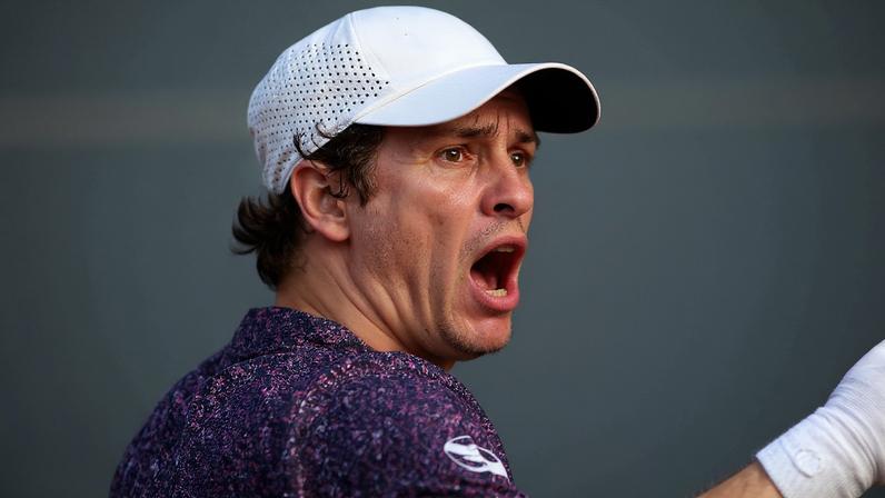 João Fonseca comemora ponto em jogo contra Novak Djokovic em Roland Garros nesta sexta (29)