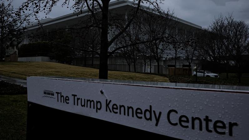 Fachada do Kennedy Center, em Washington DC, com a placa contendo o nome de Donald Trump