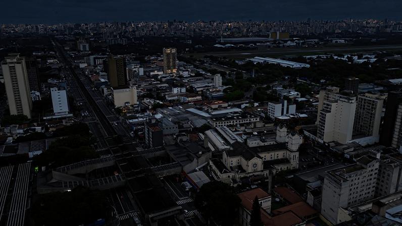 Estação de metrô Santana, na linha 1-azul, corta o bairro pela av. Cruzeiro do Sul