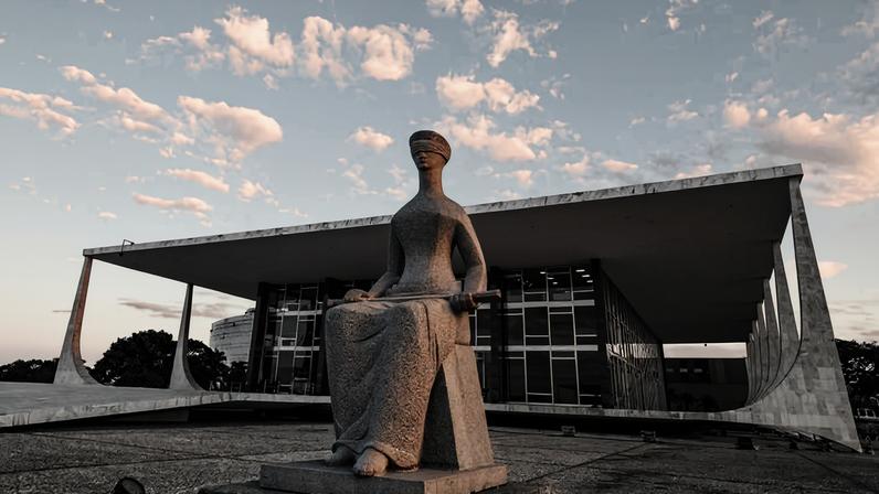 Estátua da Justiça, em frente à sede do Supremo Tribunal Federal (STF), em Brasília (DF)
