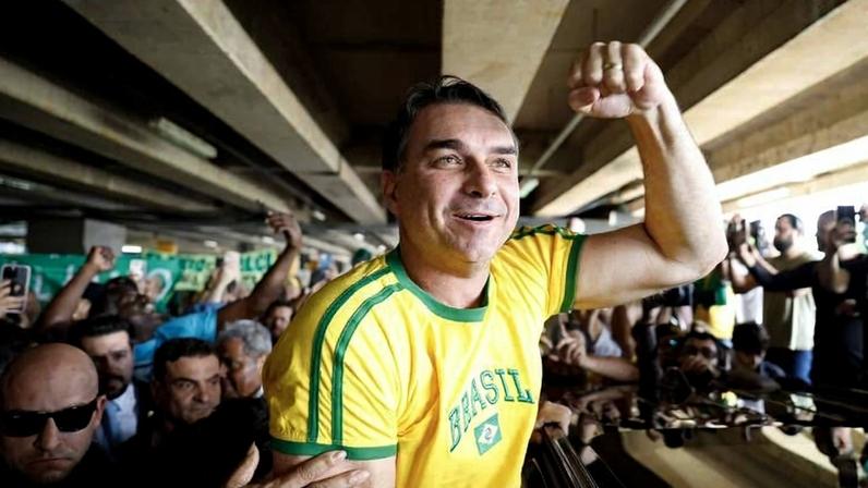 O senador Flavio Bolsonaro é recebido por apoiadores no aeroporto de Brasília após se encontrar com Donald Trump nos EUA