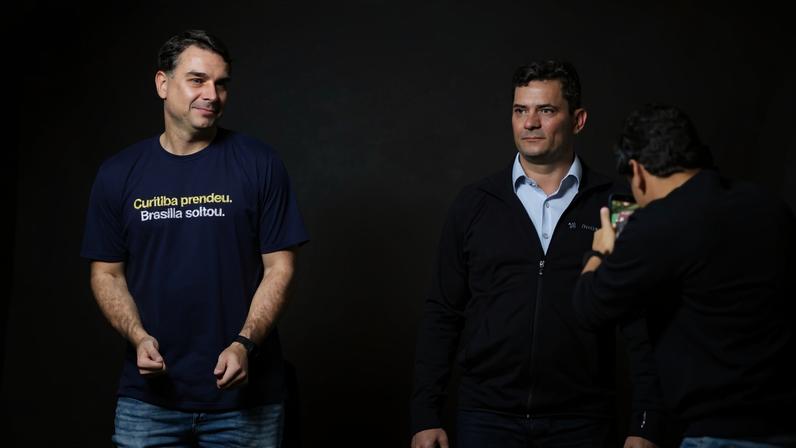 Pré-candidato à Presidência, Flávio Bolsonaro aparece ao lado do senador Sergio Moro, pré-candidato ao governo do Paraná, em Curitiba.