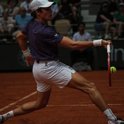 João Fonseca enfrenta Casper Ruud em Roland Garros: horário e onde assistir