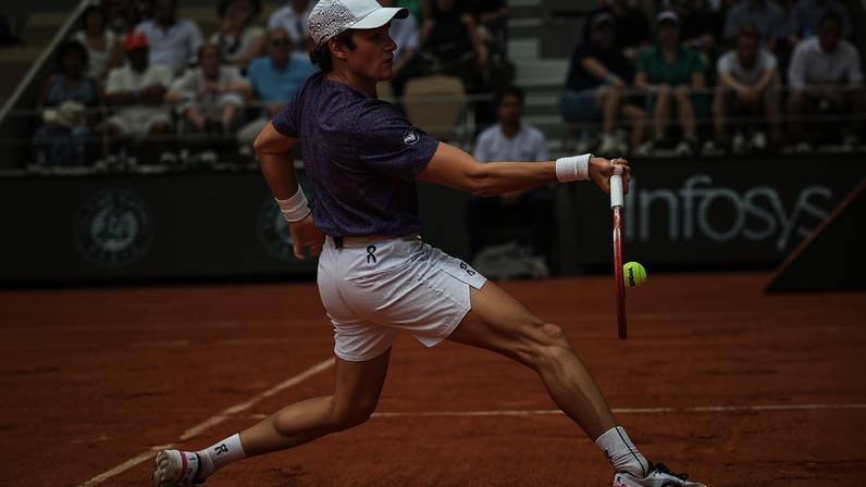 João Fonseca durante o confronto com Novak Djokovic em Roland Garros