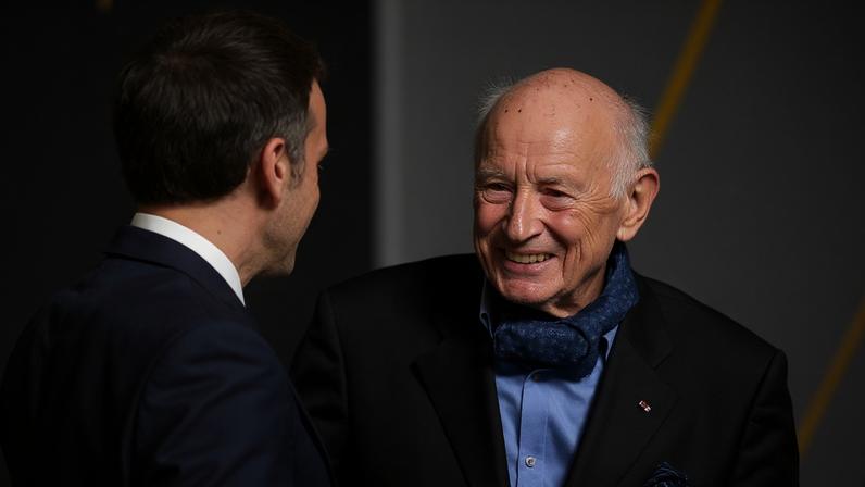 O presidente francês Emmanuel Macron, à esq., cumprimenta o filósofo Edgar Morin em cerimônia que comemorou seu centenário, em julho de 2021