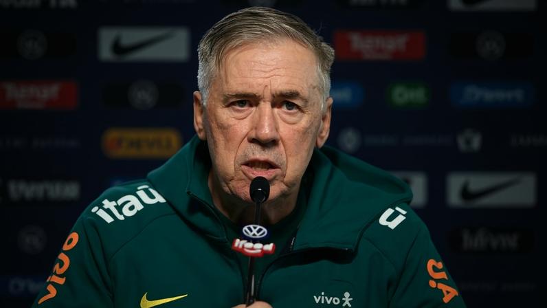 O técnico Carlo Ancelotti concede entrevista no centro de treinamento da seleção brasileira, na Granja Comary, em Teresópolis