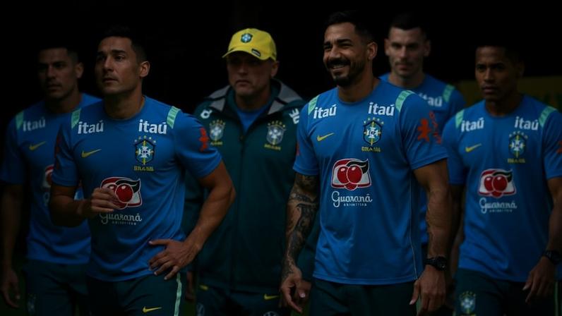 Carlo Ancelotti interage com jogadores em treinamento da seleção brasileira
