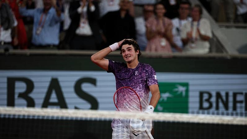 João Fonseca após vencer Novak Djokovic na terceira rodada do Roland Garros, em Paris