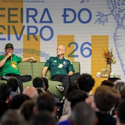 Feira do Livro no Pacaembu começa com samba de autores para espantar o frio