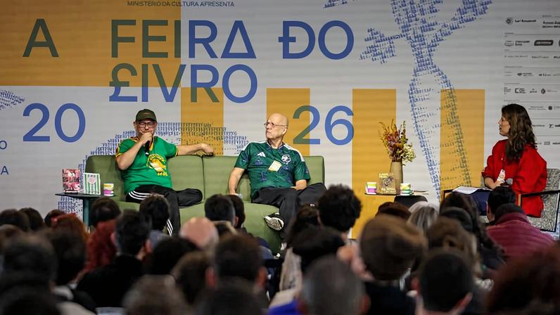 Os escritores Luiz Antonio Simas (à esq.) e Alberto Mussa (ao centro) e a jornalista Fernanda Mena (à dir.) abrem o dia de debates no Palco da Praça da Feira do Livro 2026