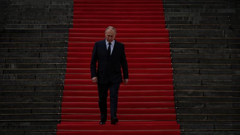 Vladimir Putin desce as escadas do Kremlin para se dirigir a tropas russas na praça Sobornaya em Moscou