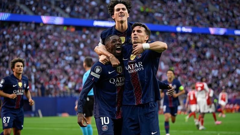 Jogadores do PSG celebram gol de Dembélé