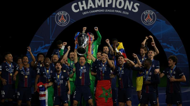 Jogadores do Paris Saint-Germain festejam no pódio o bicampeonato da Champions League