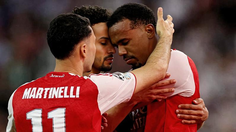 Gabriel Magalhães (à esquerda), do Arsenal, é consolado por Marquinhos (centro) e Gabriel Martinelli após perder pênalti na decisão da Champions League, vencida pelo PSG