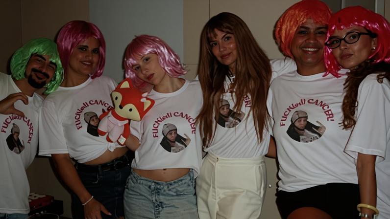 Bruna Furlan festeja com amigos o fim da quimioterapia no tratamento contra o câncer de mama