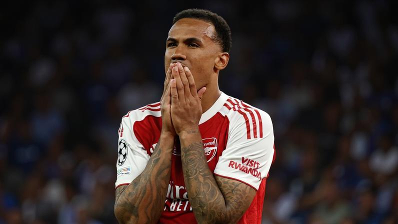 O zagueiro Gabriel Magalhães depois de perder o pênalti que resultou na derrota do Arsenal para o PSG na final da Liga dos Campeões da Europa, em Budapeste