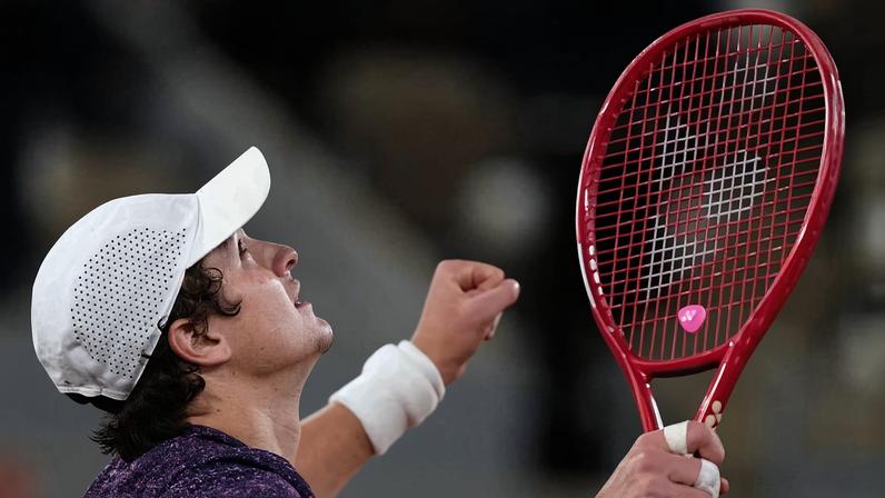 João Fonseca celebra após vencer o norueguês Casper Ruud em Roland Garros