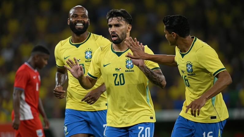 Paquetá (ao centro) celebra o quarto gol do Brasil contra o Panamá