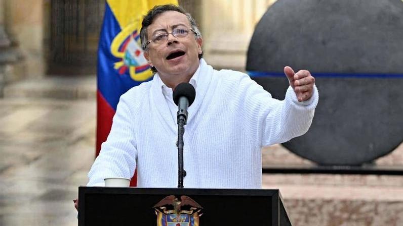 Gustavo Petro, presidente da Colômbia, em discurso após votar em Bogotá neste domingo (31)