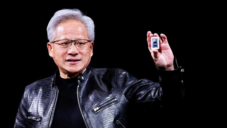 Jensen Huang, CEO da Nvidia, exibe o chip RTX Spark GPU