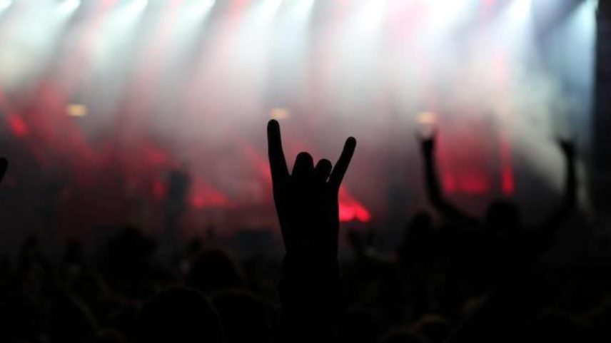 Mão fazendo símbolo do Heavy Metal
