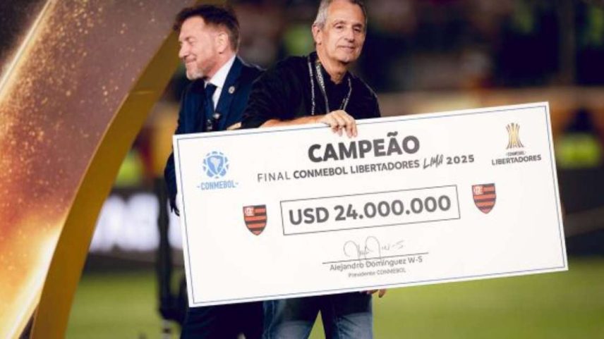Presidente rubro-negro com cheque de premiação da Libertadores