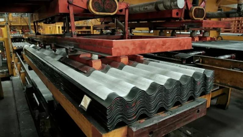 Unidade industrial da Eternit para produção de telhas de fibrocimento em Colombo (PR).