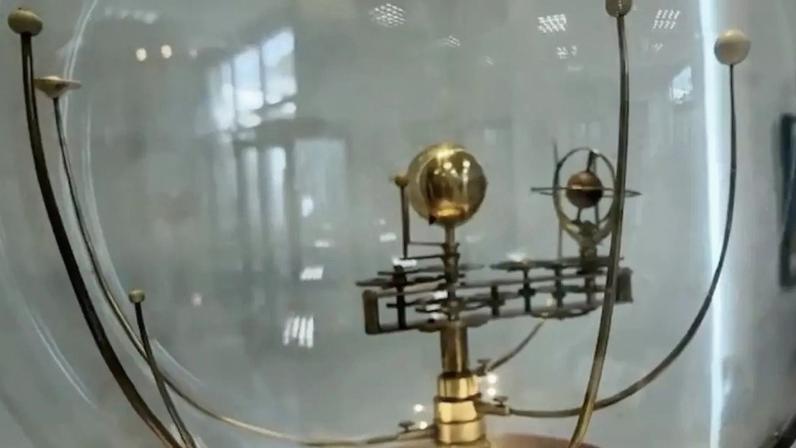 Máquina planetária do século 20 ainda funciona e vira atração em museu de POA