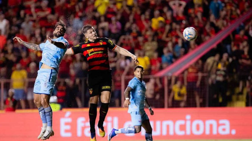 Vitinho comemora o gol da classificação do clube cearense