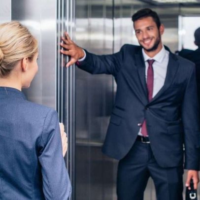 Segurar a porta do elevador vai além da gentileza, dizem psicólogos