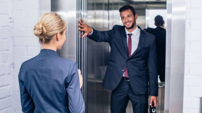 Homem segurando porta do elevador
