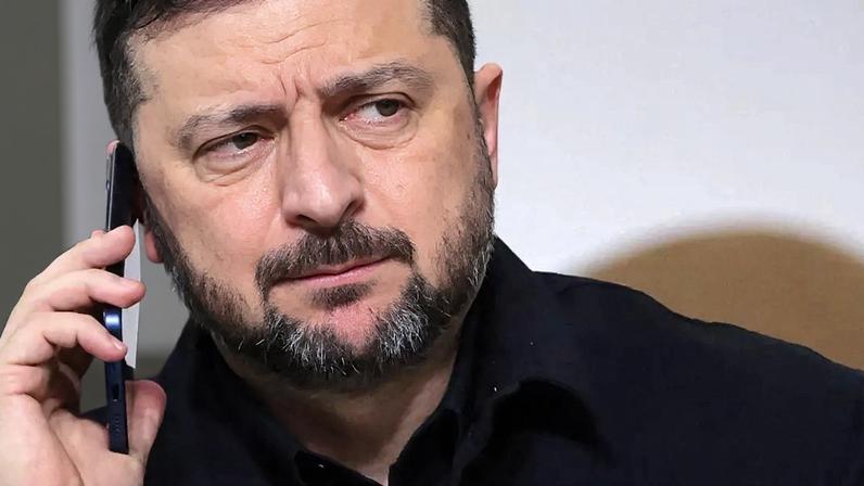 O presidente da Ucrânia, Volodymyr Zelensky, falando ao telefone celular