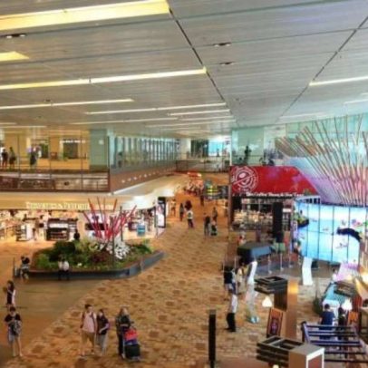 Aeroporto de Singapura, considerado o melhor, usa robôs, cachoeira e tela no teto
