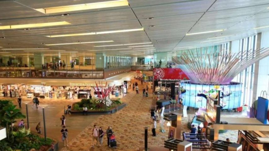 Aeroporto de Singapura, considerado o melhor, usa robôs, cachoeira e tela no teto