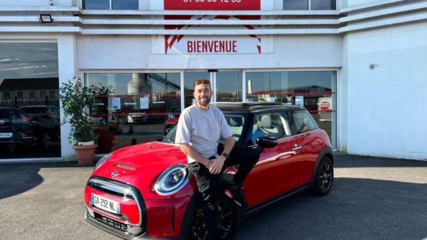 Gerente de revendedora na região parisiense, Alexandre Pires afirma que faltam carros elétricos para atender à demanda na França.