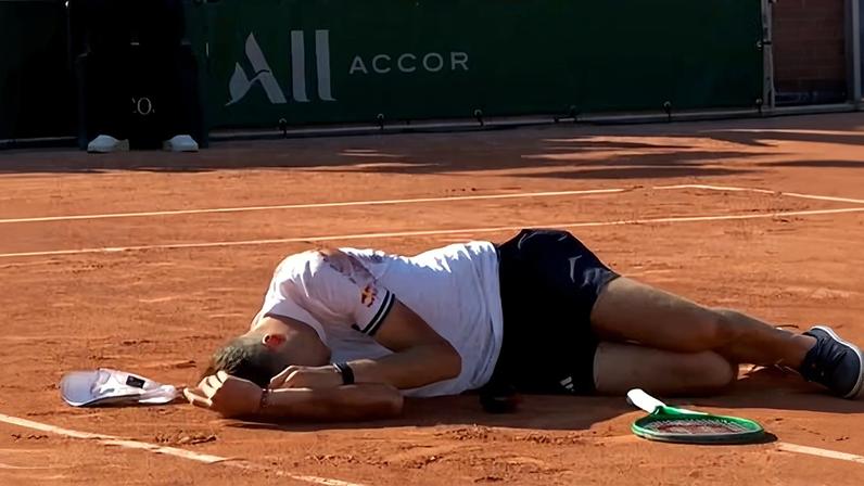 Jakub Mensik chama calor da França de insano após colapso no final da vitória em cinco sets